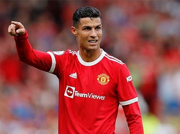 Ronaldo bị Ten Hag loại khỏi đội hình chính trước mặt tập thể MU