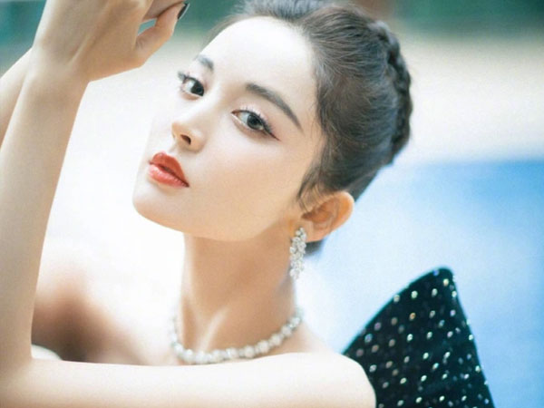Đời tư tai tiếng của 'mỹ nhân Tân Cương' được khen đẹp hơn Địch Lệ Nhiệt Ba