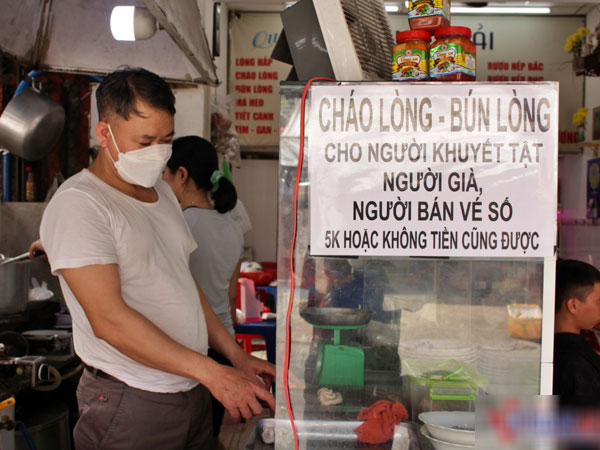 Chủ quán cháo thoát đại nạn liền treo bảng mời người nghèo ăn miễn phí