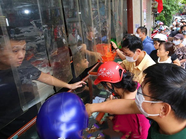 Người Hà Nội xếp hàng 'rồng rắn' cả tiếng để mua bánh trung thu