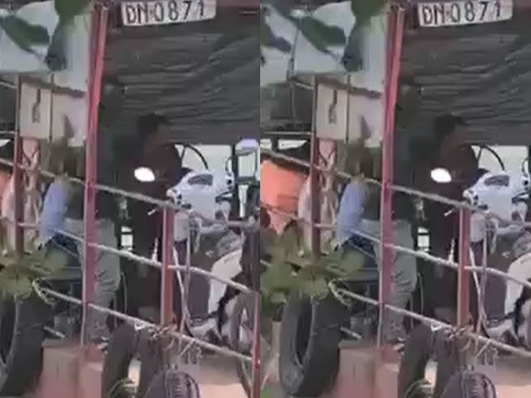 CLIP: Ớn lạnh bé 10 tuổi ôm vô lăng phà chở khách qua sông Đồng Nai