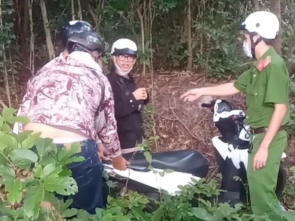 Cảnh sát mật phục chặn đua xe, hàng chục thanh thiếu niên tháo chạy vào rừng