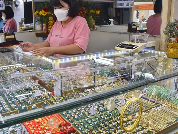 Giá vàng hôm nay 28-8: Người mua vàng trong nước vẫn bị thiệt thòi