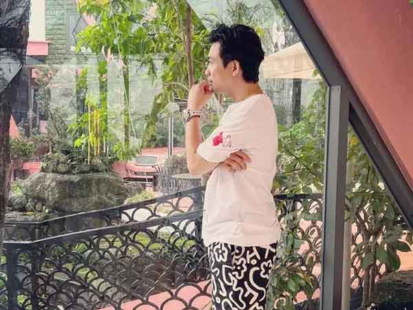 Minh Nhựa mặc quần xà lỏn như đồ ngủ đi họp, đại gia đây ư?