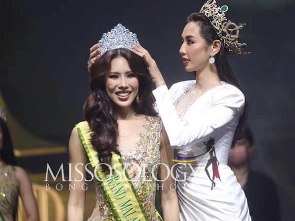Fan la ó khi Miss Grand Malaysia lộ diện với màn trao vương miện lóng ngóng, ông Nawat có ổn không?