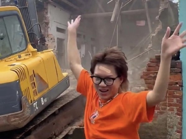 'Thánh chửi' Phạm Thoại thuê máy móc dỡ bỏ nhà cũ, xây nhà mới báo hiếu mẹ: 'Mình nói được làm được'