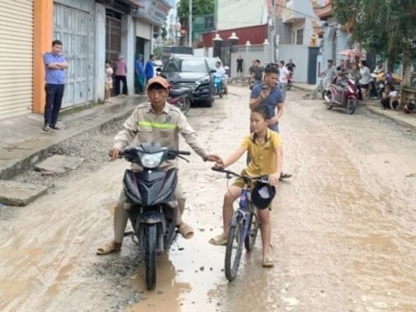 Trên đường đi học, cháu bé 11 tuổi bị gã đàn ông cướp giật tiền