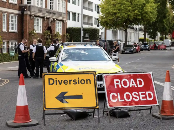 Tỷ phú Anh chặn đường ở trung tâm London để làm vườn