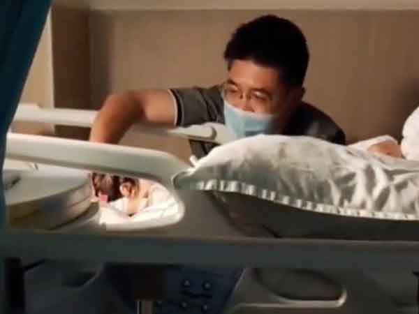 Vợ ốm nhập viện, chồng thức đến sáng động viên, ánh mắt yêu thương khiến ai nấy ngưỡng mộ