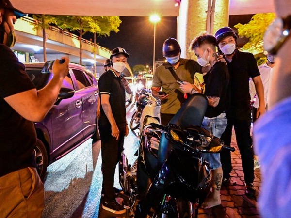 2 đêm cuối tuần, gần 50 quái xế Hà Nội 'gãy cánh'