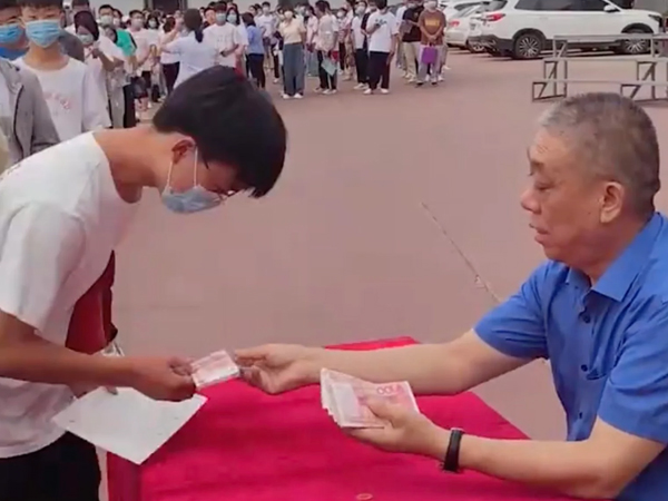 Doanh nhân Trung Quốc bỏ 4,7 triệu USD tiền túi tặng sinh viên nghèo