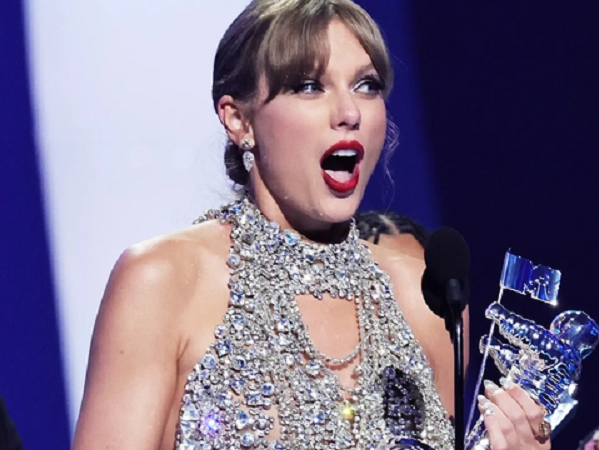 Kết quả VMAs 2022: Taylor Swift thắng lớn, BTS vượt mặt BLACKPINK lần thứ 4 liên tiếp thắng giải quan trọng
