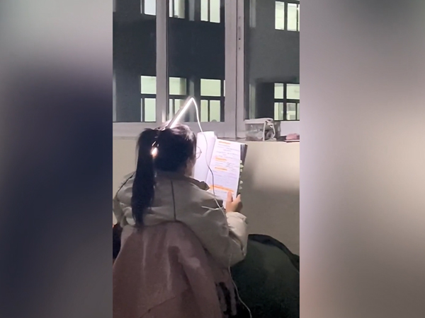 'Choáng' khi thấy cách cô gái ôn thi ngoài hành lang kí túc xá, đúng là 'nhất quỷ, nhì ma'