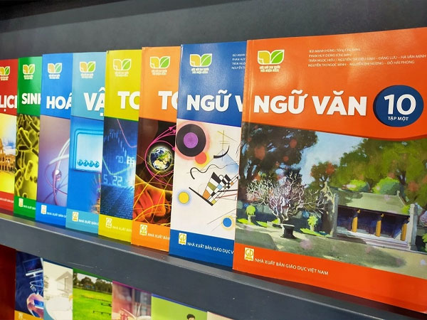 Trường học Hà Nội không mua nổi sách giáo khoa dù sắp khai giảng