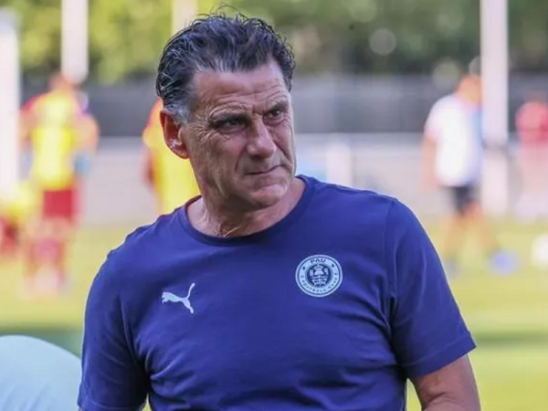 HLV Pau FC mắng Quang Hải và đồng đội: 'Tốt nhất các anh nên đổi nghề'