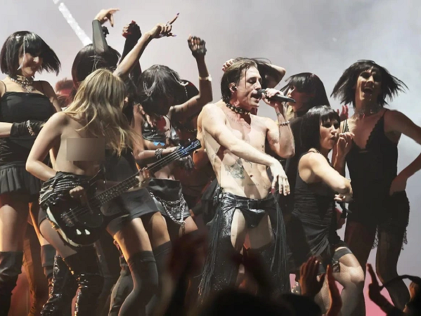 Màn trình diễn lộ ngực gây tranh cãi ở MTV VMAs 2022