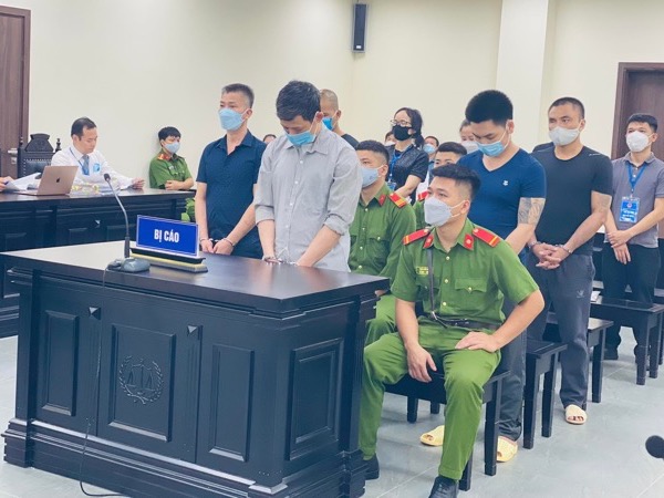 Chủ mưu vụ 'bay lắc' tại Bệnh viện Tâm thần TW1 giẫy giụa, kêu gào tại toà
