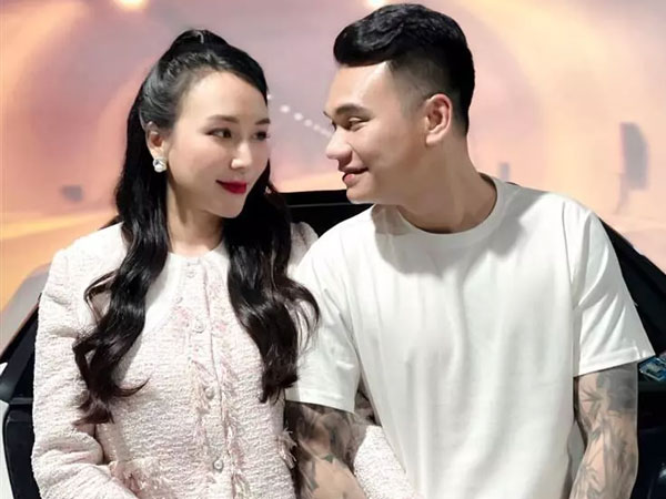 Bà xã mừng sinh nhật Khắc Việt sau vụ truy vết gái lạ