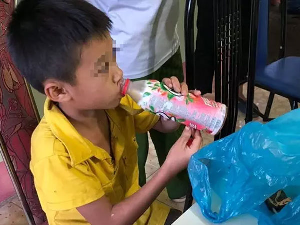 Nhớ mẹ, bé trai 9 tuổi đi bộ 20km để tìm