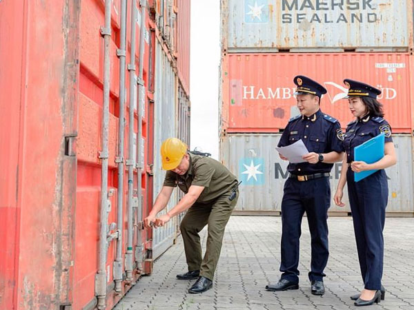 Hải quan 'bắt bài' buôn lậu đường bộ và hàng không, tăng thu ngân sách hơn 240 tỷ đồng