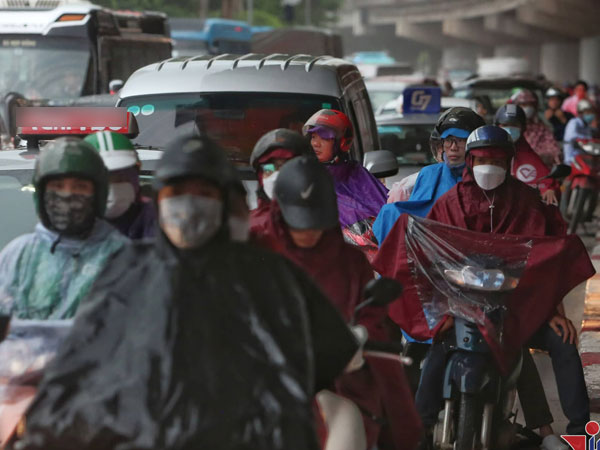 Rời Hà Nội nghỉ lễ 2/9, người dân chôn chân dưới mưa, ùn dài 8km