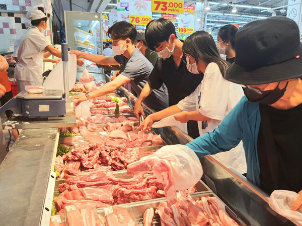 Thịt lợn ngoài chợ đắt hơn trong siêu thị, điều bất thường chưa từng xảy ra