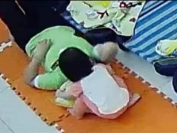 ‘Tan chảy’ với hành động của bé gái không ngủ trong giờ trưa ở nhà giữ trẻ