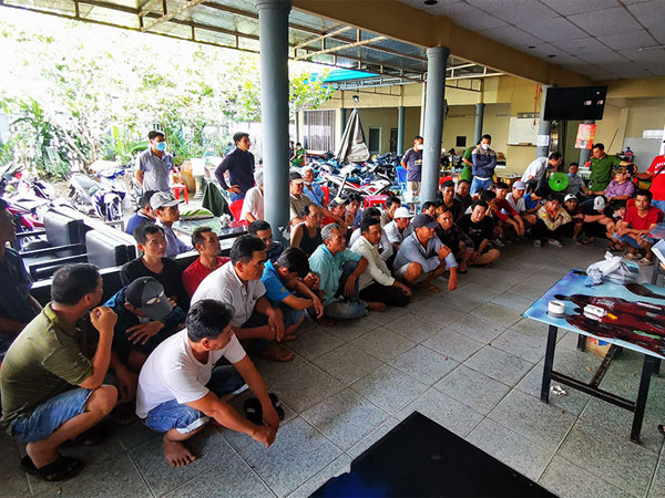 Bắt quả tang 40 người ngồi cà phê ở Trà Vinh cá độ đá gà tận Campuchia