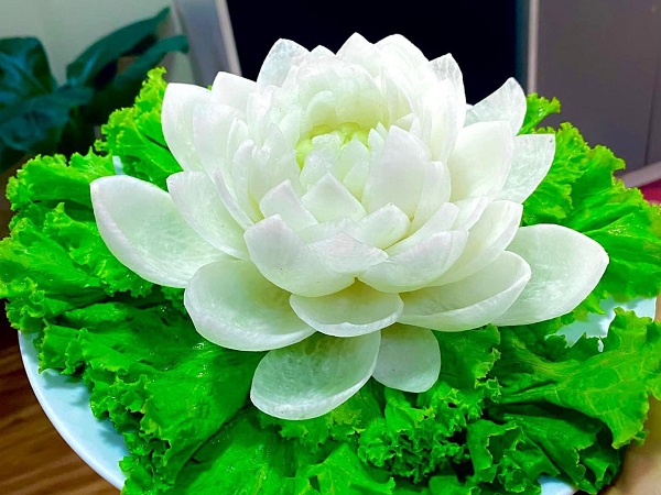 Người phụ nữ có tài tỉa hoa từ củ quả chân thật tới từng chi tiết