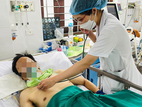 Đột ngột mờ mắt, khó thở sau nhiều ngày liên tục uống rượu