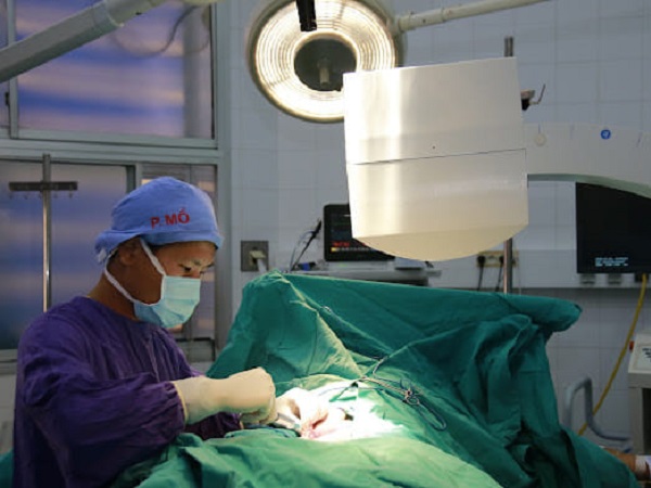 Cắt bao quy đầu ở tiệm xăm, người đàn ông bị biến chứng nguy hiểm
