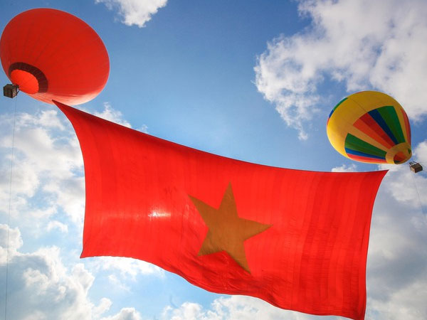 Mãn nhãn với màn trình diễn khinh khí cầu kéo đại kỳ mừng Quốc khánh 2-9
