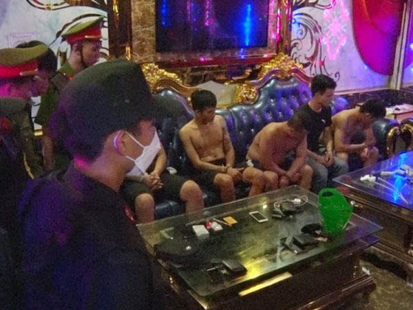 Nam cởi trần, nữ hở hang bay lắc trong karaoke Thiên Đường