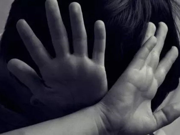 Tạm giữ đối tượng dí dao vào cổ bé gái rồi hiếp dâm