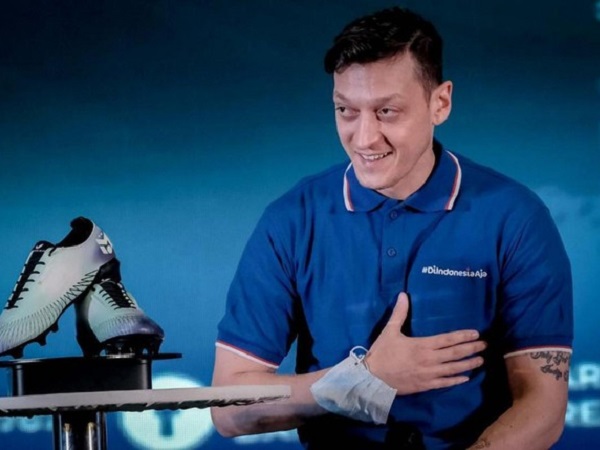 Mesut Ozil trên đường sang Malaysia chơi bóng