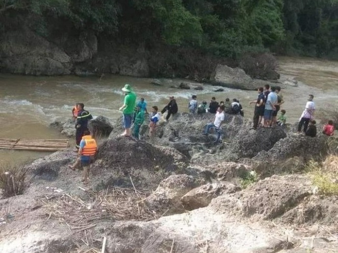 Mải chơi đùa chụp ảnh, 2 thiếu nữ rơi xuống thác nước mất tích
