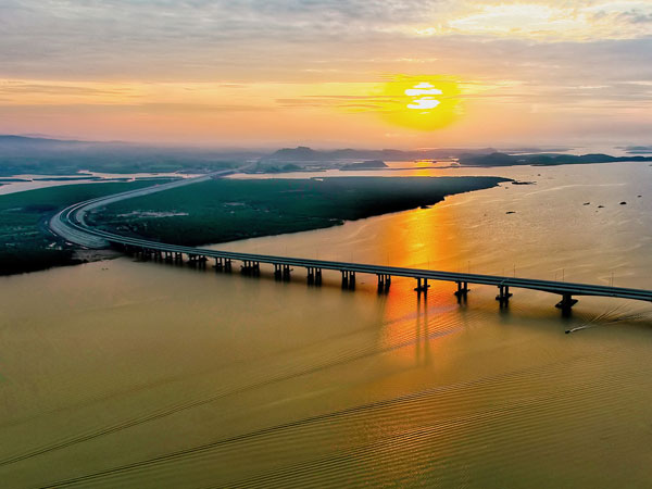 Thông cao tốc mới, du khách đổ về Móng Cái: Dịch vụ quá tải, nhiều người 'quay xe'