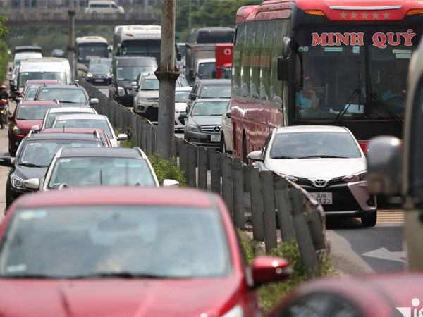 Kết thúc nghỉ lễ 2/9, dòng người trở lại thành phố tăng đột biến, kẹt xe 2km ở cửa ngõ vào Hà Nội