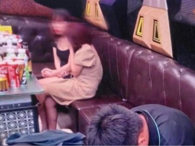Nhân viên nữ 15 tuổi quán karaoke DJ Club phục vụ khách mua bán dâm tại chỗ
