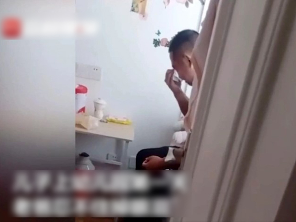 Bố trốn vào phòng khóc trong ngày đầu đưa con đi mẫu giáo khiến dân tình dở khóc dở cười nhưng lại đầy đồng cảm