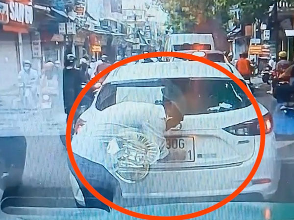 Ô tô sửa biển số bị người đi đường ‘lột sạch’ trên phố Hà Nội