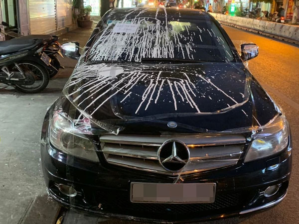 Xôn xao hình ảnh xe Mercedes bị người phụ nữ dán băng dính và vẩy bột trắng xe kèm theo mảnh giấy ghi 'Đỗ vô ý thức'