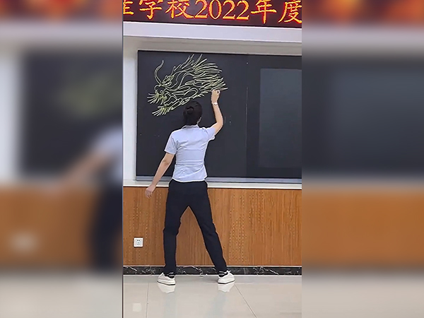 'Choáng' với nữ giáo viên vẽ con rồng vô cùng sinh động chỉ bằng một nét