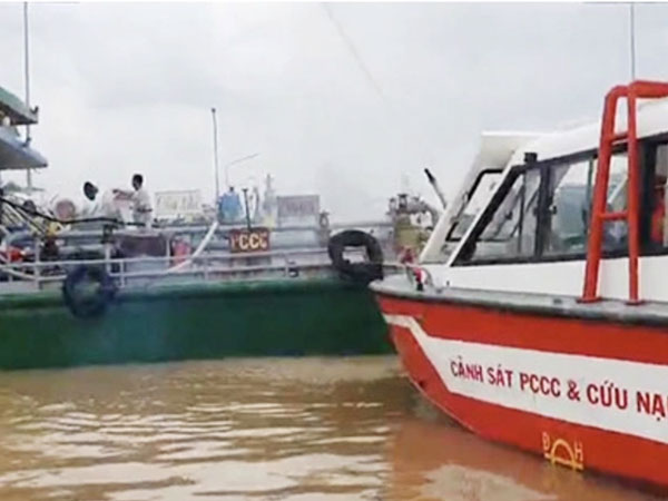 Tàu chở xăng cháy trên sông Đồng Nai