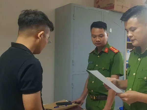 Bắt cán bộ Cục Quản lý thị trường Thanh Hóa đánh bạn gái dã man vì hát song ca với người khác