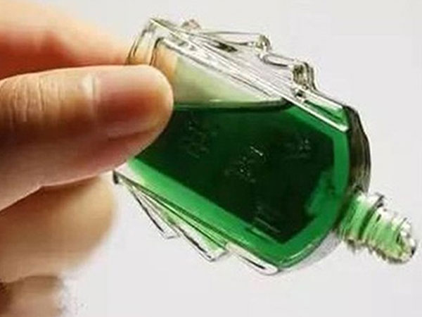 Nhỏ 1 giọt dầu gió vào rốn trước khi đi ngủ, 1 tuần sau nhận kết quả 'thần kỳ', tuổi thọ cũng được củng cố