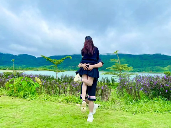 'Đại gia quận 7' bị soi 'bàn tay hư' trên cơ thể cô vợ xinh đẹp Đoàn Di Băng