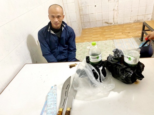 Ngăn chặn người đàn ông đang mang bom xăng đi đốt nhà sếp cũ
