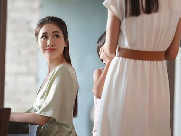 Cho 2 mẹ con vào nhà trú mưa, tôi giật mình nhận ra người quen cũ