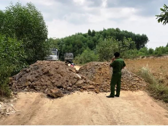 Ba phóng viên bị chủ mỏ đất "giam lỏng" nhiều giờ